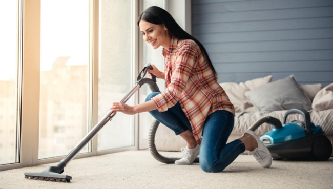 Lady cleaning carpet floor | Carpetland USA Wisconsin
